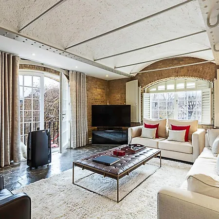 Charming Home In St Katharine Docks